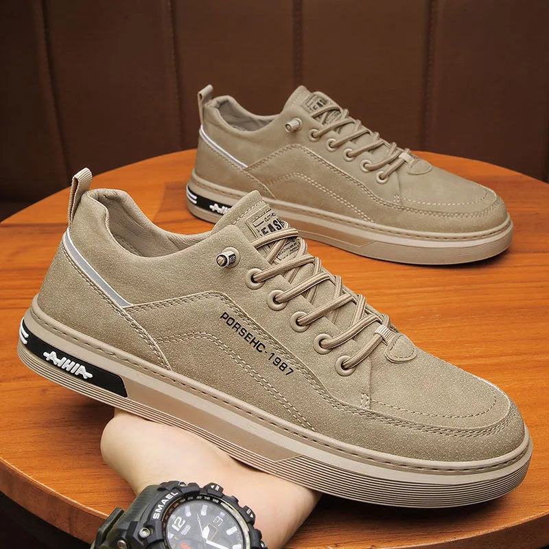 Men's low-top casual shoes in black colour with round toe and rubber soles