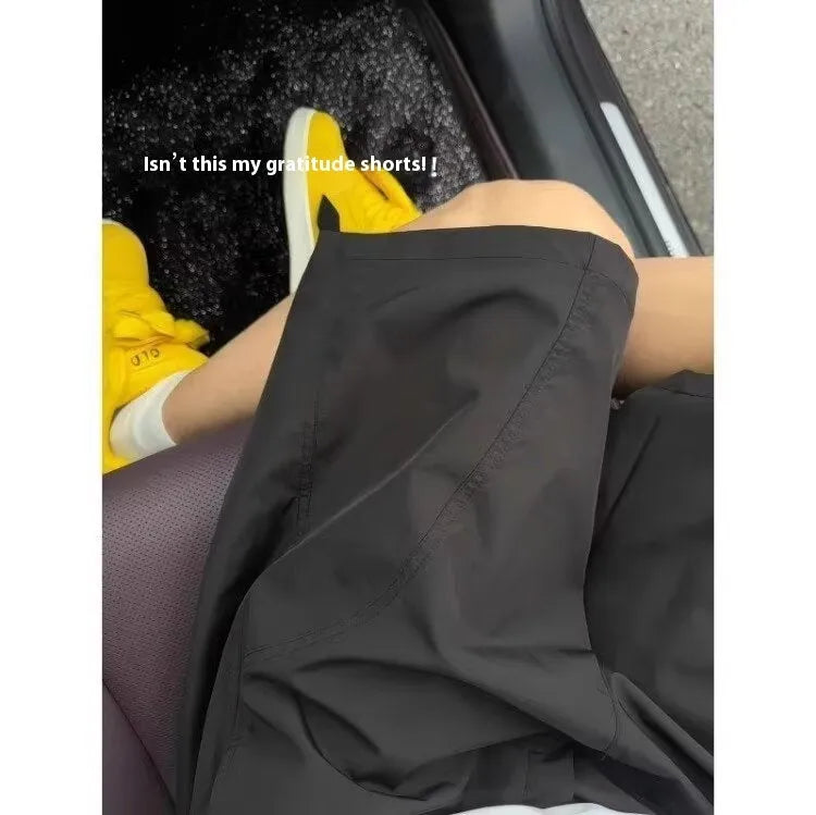 Men's quick-drying polyester sports shorts in straight cut with elasticated waist