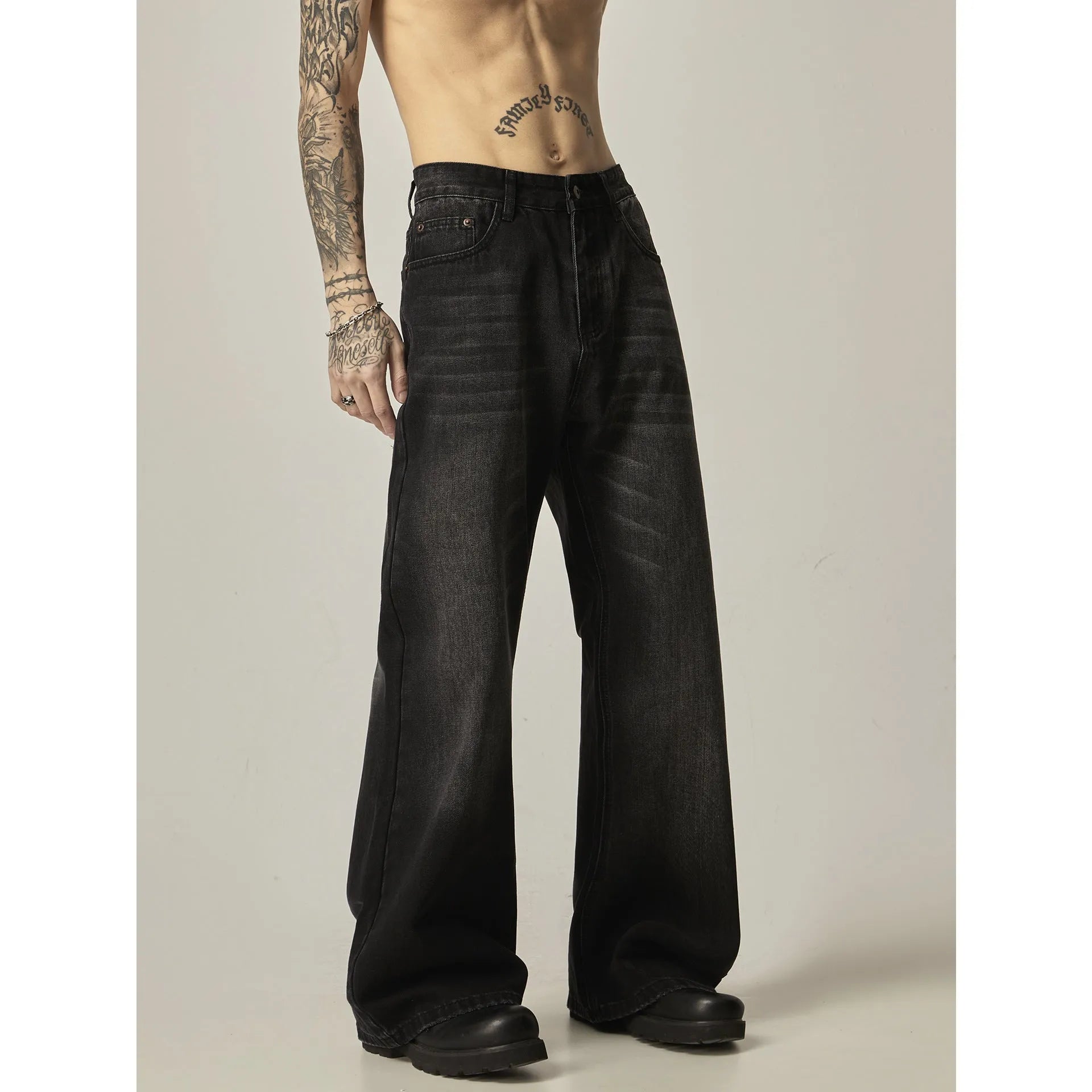 Black loose-fit straight-leg retro jeans on a mannequin, showing zip fly and casual style.
