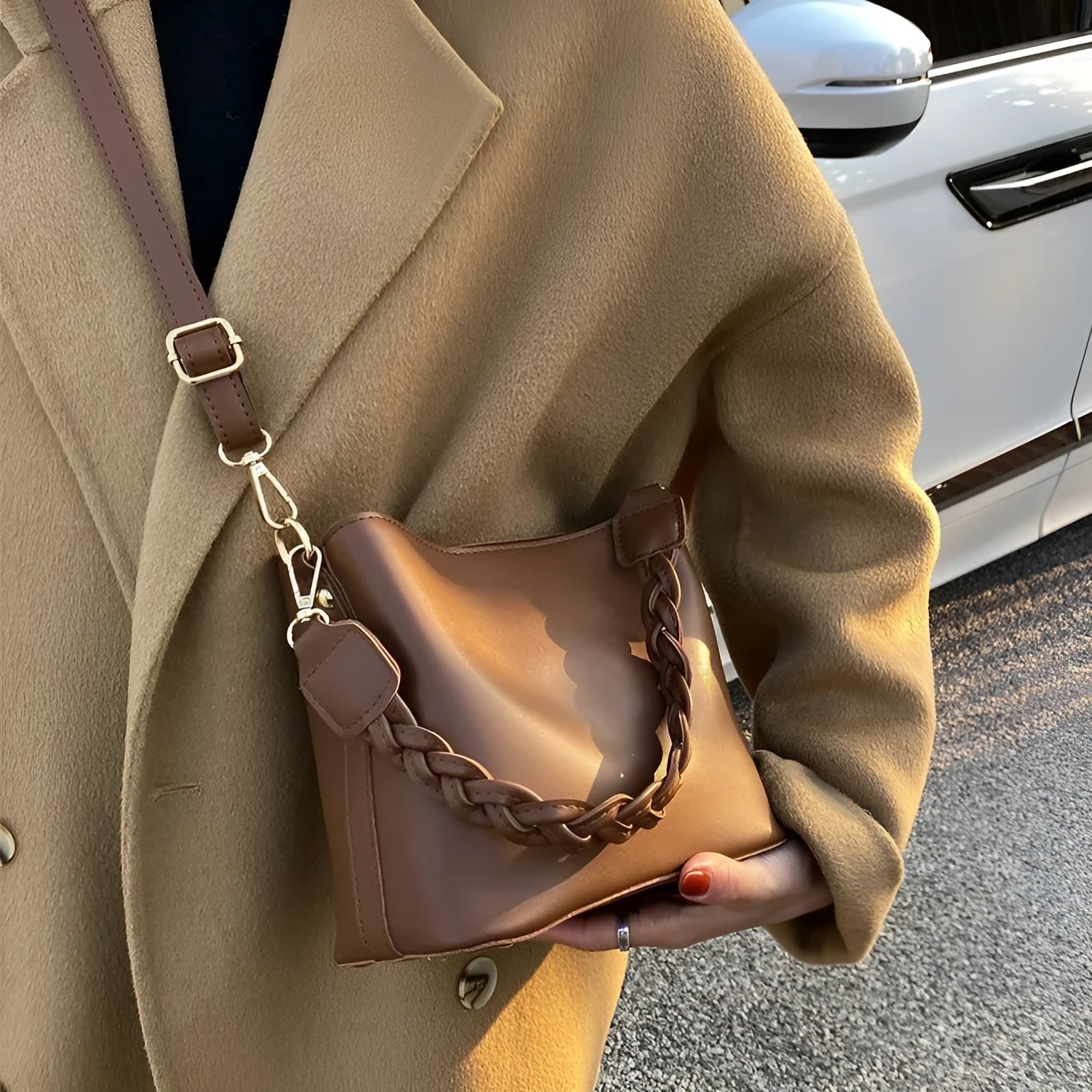 Retro one-shoulder crossbody bucket bag with weaving detail in khaki colour.