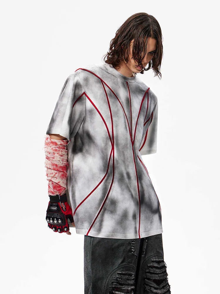 Padded shoulder short sleeve T-shirt with three-dimensional line patchwork design and round neck collar