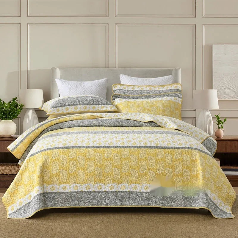 Quilted cotton bed cover set with pillowcases in American style pattern