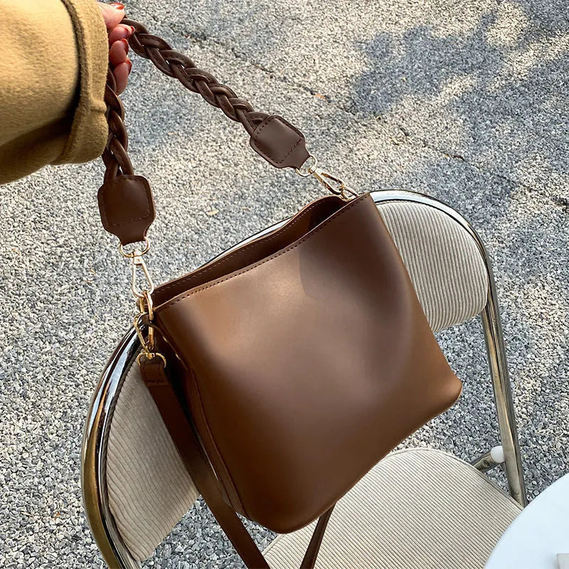 Retro one-shoulder crossbody bucket bag with weaving detail in khaki colour.