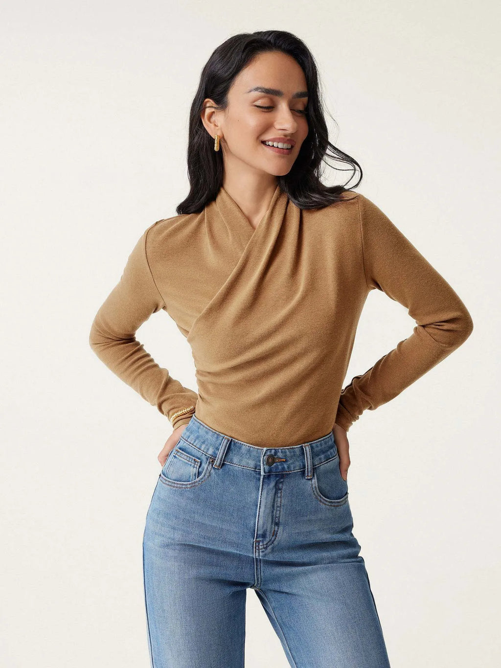 Camel-coloured women's slim fit polyester pullover sweater with long sleeves
