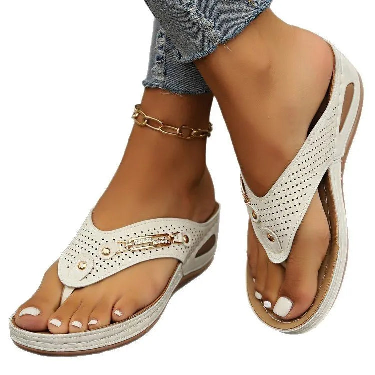 Women's retro flip-flops in light brown with herringbone scaffold design and EVA sole