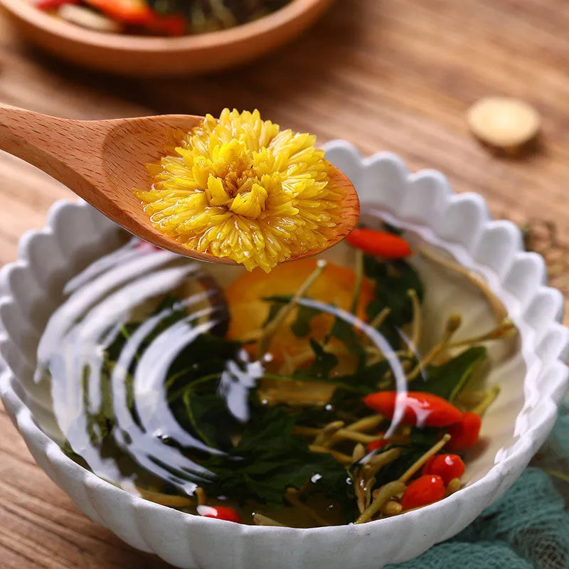 Box of honeysuckle chrysanthemum tea showing 150g net content and pack size options