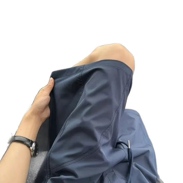 Men's quick-drying polyester sports shorts in straight cut with elasticated waist