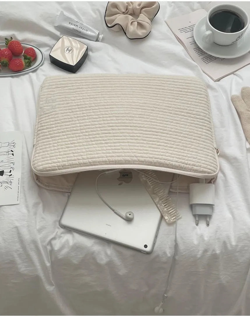 Black and white cotton clutch-style anti-seismic laptop bag for tablet protection.