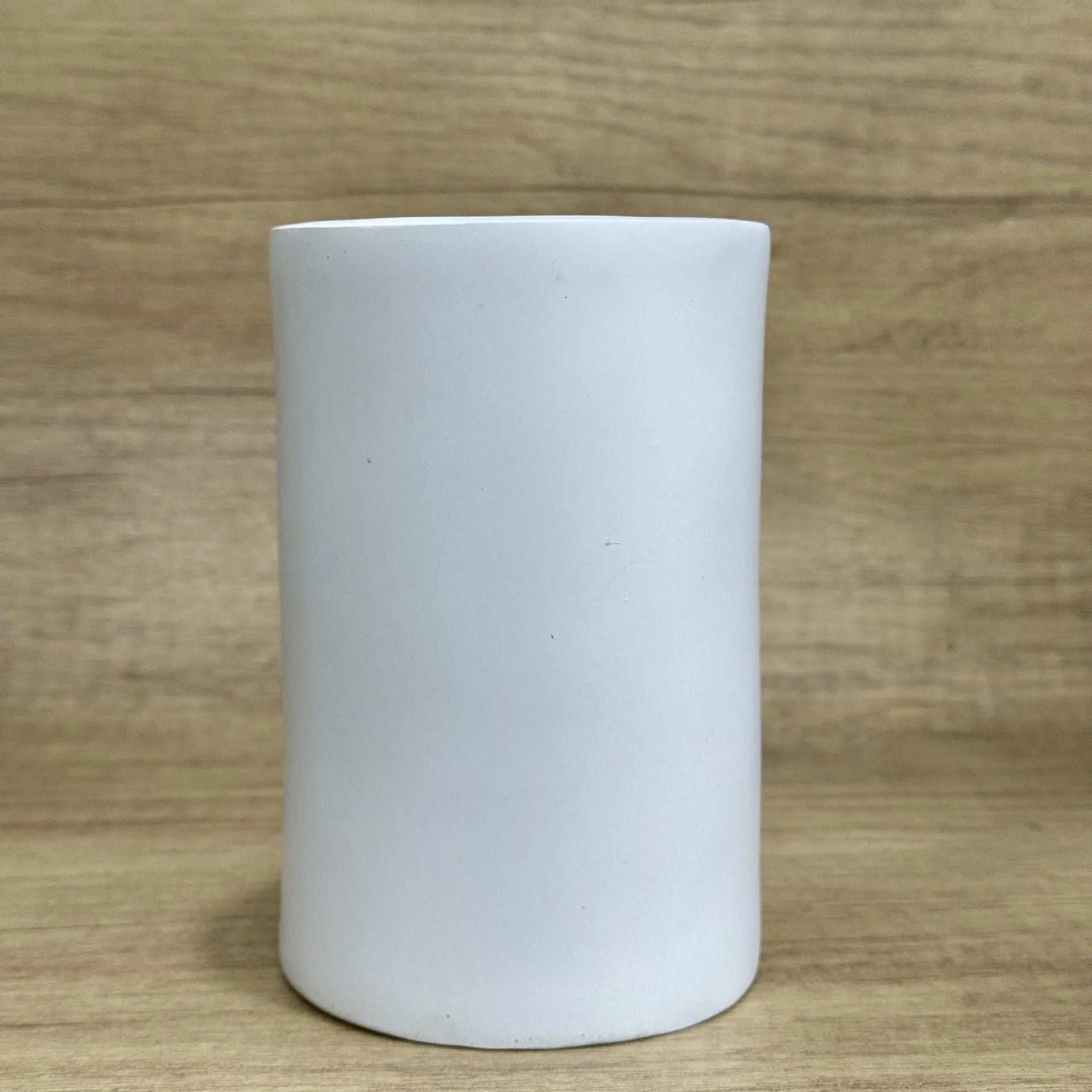 American style funny tissue paper holder resin desktop ornament measuring 8.5 by 14.6 centimetres.