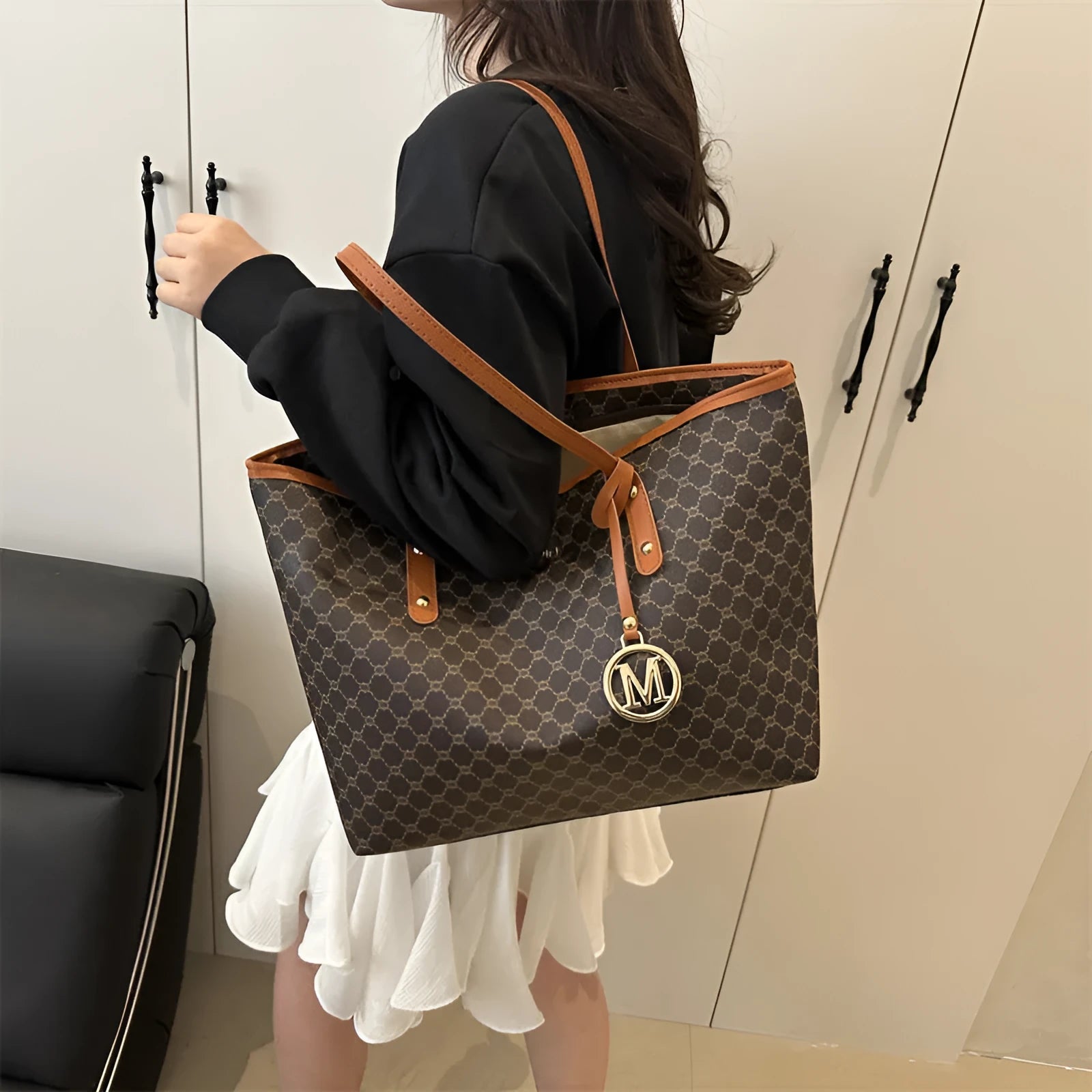 Western style PU leather shoulder bag with sewing thread detail and polyester lining.