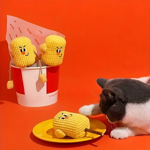 Corn cob shaped cat toy with natural maize husk texture for dental cleaning and molar exercise