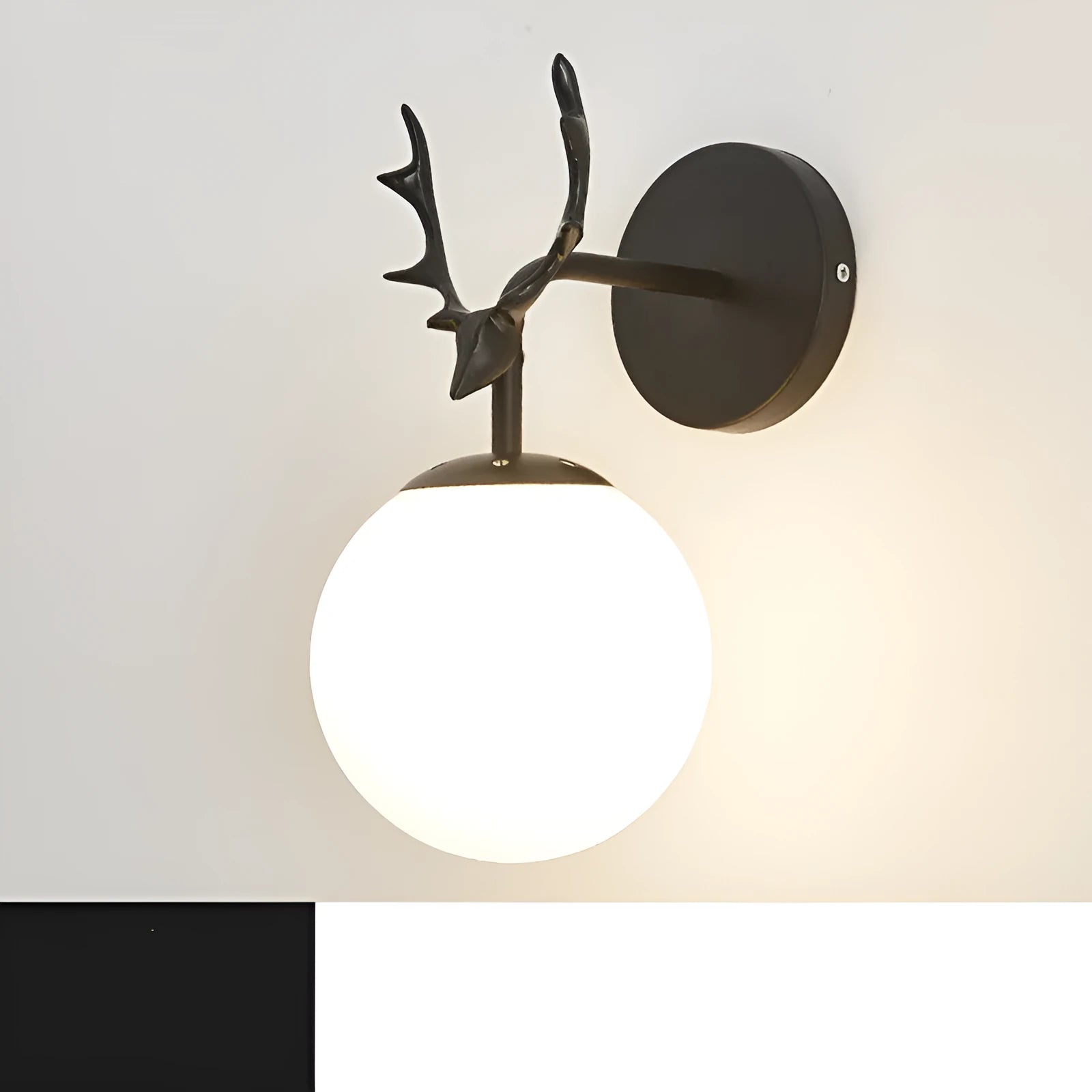 Nordic glass wall lamp with E27 holder in golden or black finish