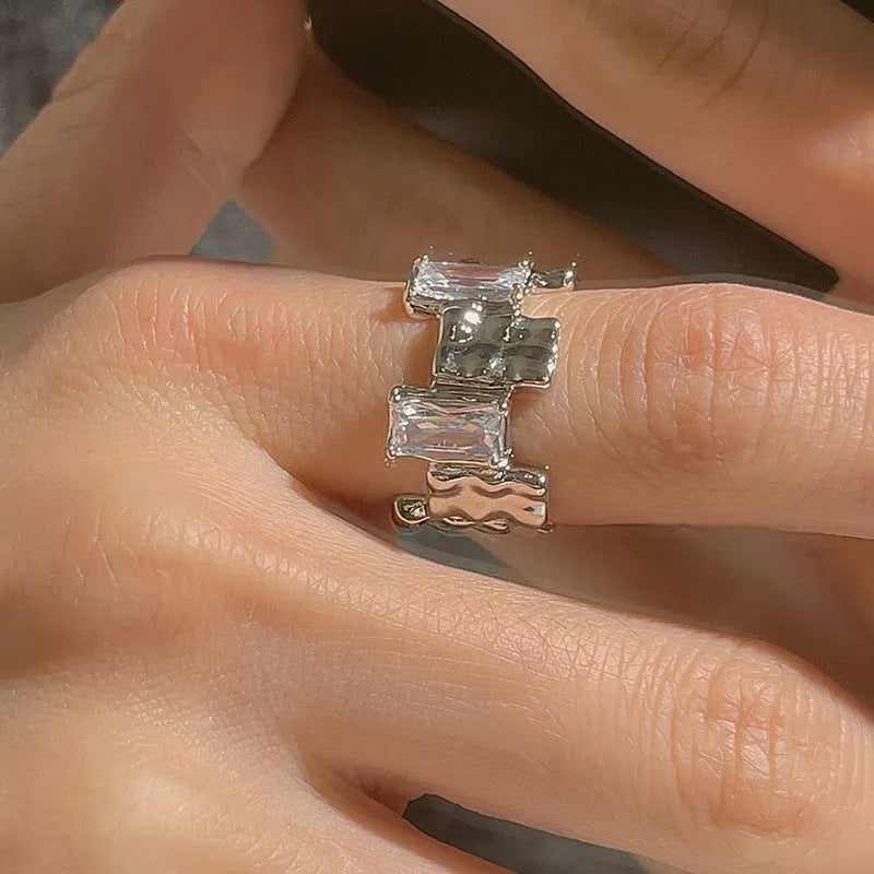Open geometric zircon ring in silver colour with retro three-dimensional decoration