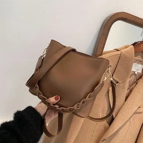 Retro one-shoulder crossbody bucket bag with weaving detail in khaki colour.