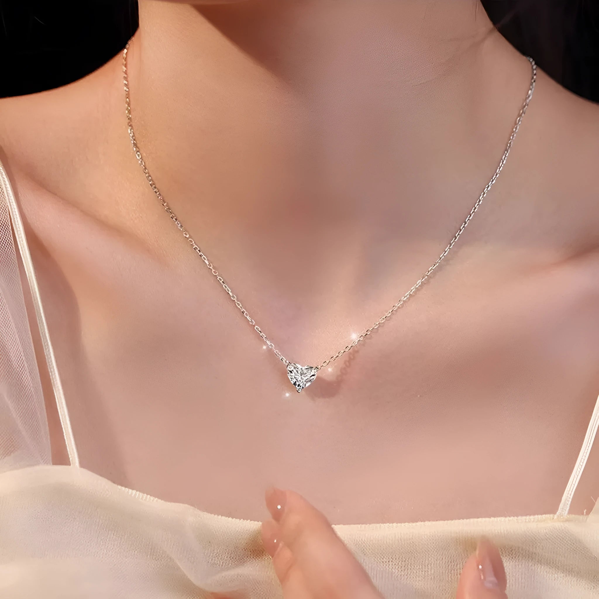 Silver-coloured copper heart love necklace for women on a simple chain.
