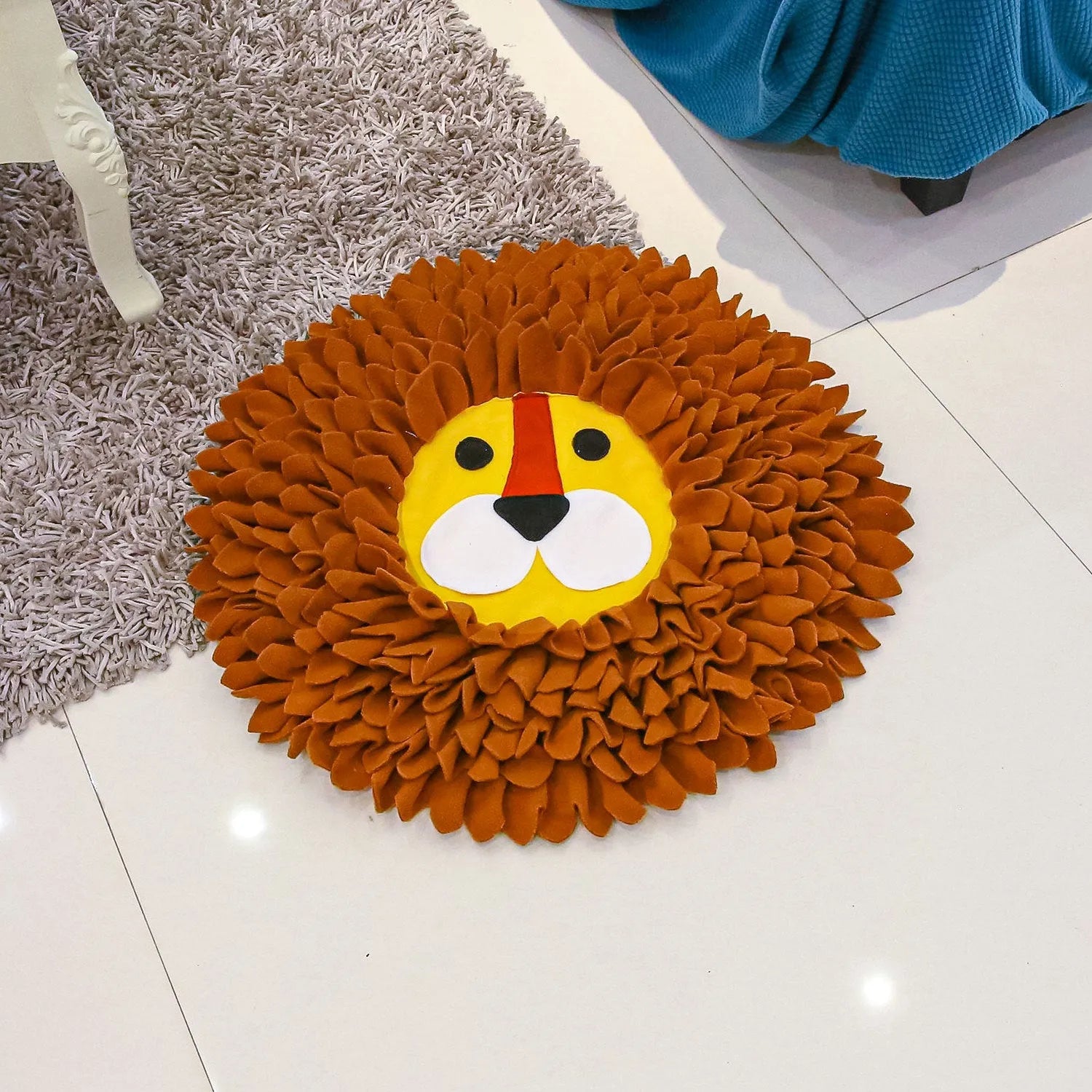 Brown Lion Sniffing Pad blanket for dogs and cats with textured Yizhiwen surface for hiding food.