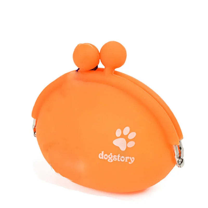 Silicone pet training treat pouch with hook-and-loop closure measuring 9 by 9.5 centimetres