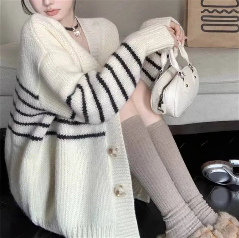 Collar button cardigan sweater with 3D pattern in autumn colour