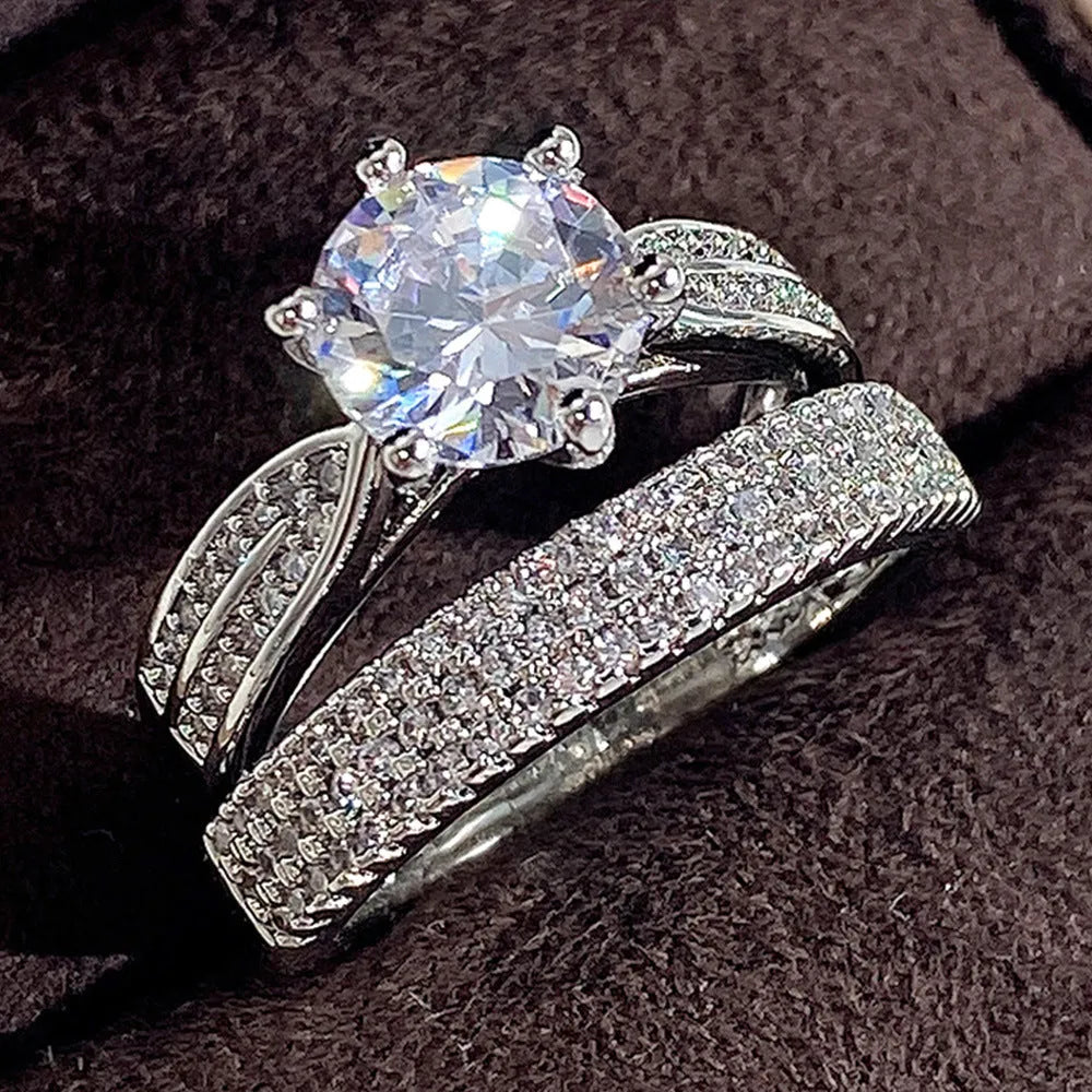 White gold-coloured geometric wedding ring bracelet with round elements on size display