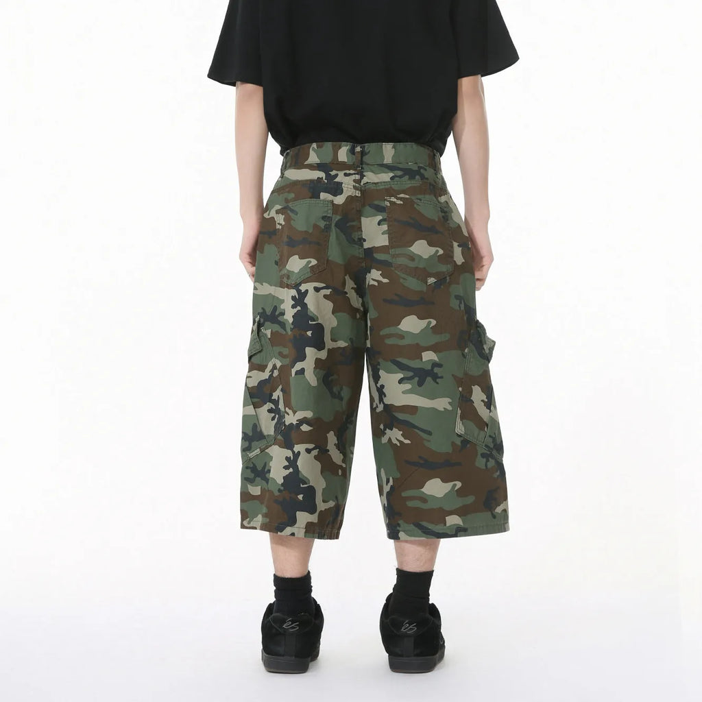 Men's cotton camouflage jeans with wide loose legs, cropped length and large side pockets