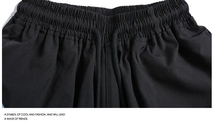 Men's quick-dry sports shorts in loose straight-leg cut with elastic waistband