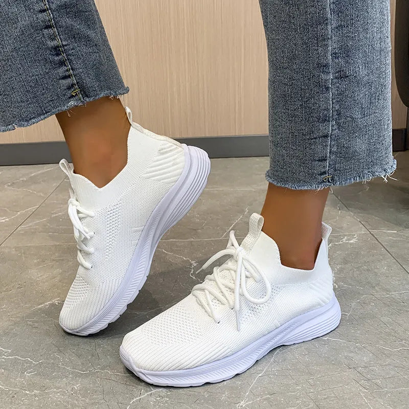Women's mesh running shoes in creamy white with flyknit upper and English muffin heel detail
