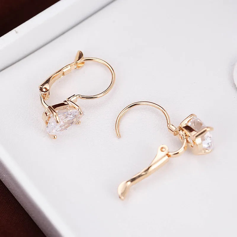 Drop-shaped women's fashion earrings with gold or platinum plating on a copper base.