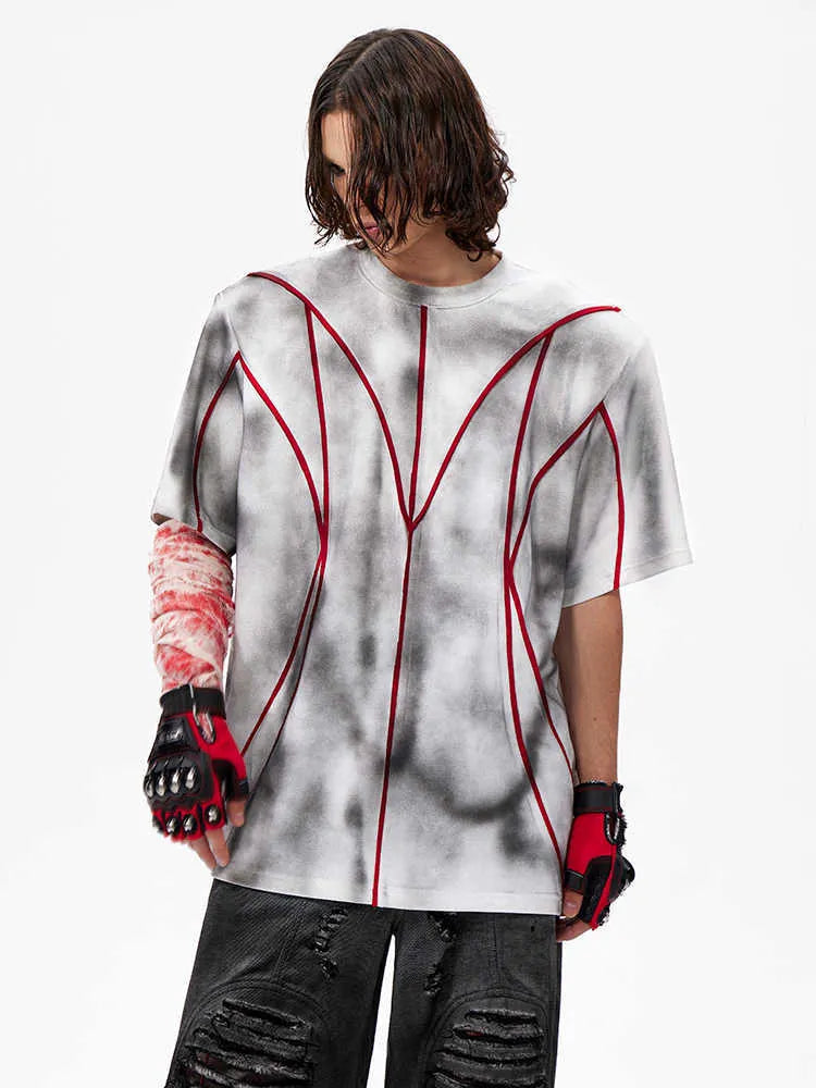 Padded shoulder short sleeve T-shirt with three-dimensional line patchwork design and round neck collar