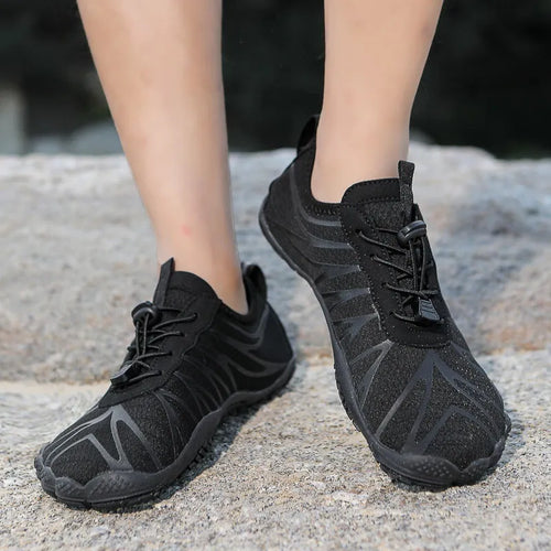 Breathable non-slip sports running shoes in casual low-top design with lace-up front