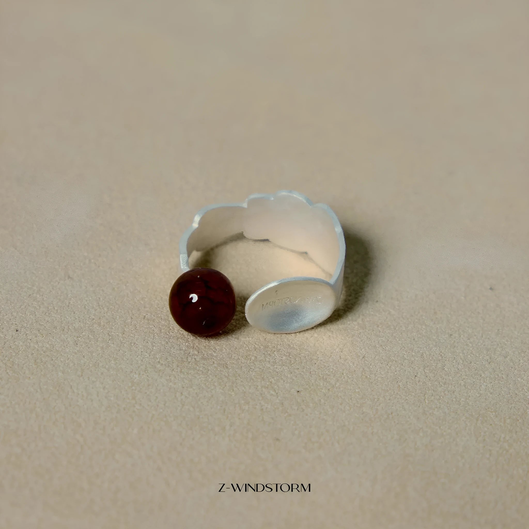 Small round stewed pork bracelet and ring jewellery set with diamond motifs