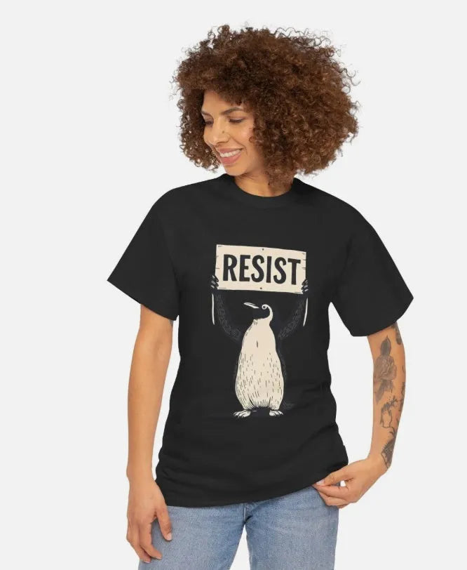 Straight cut cotton t-shirt with short sleeves and round neck in loose summer styling