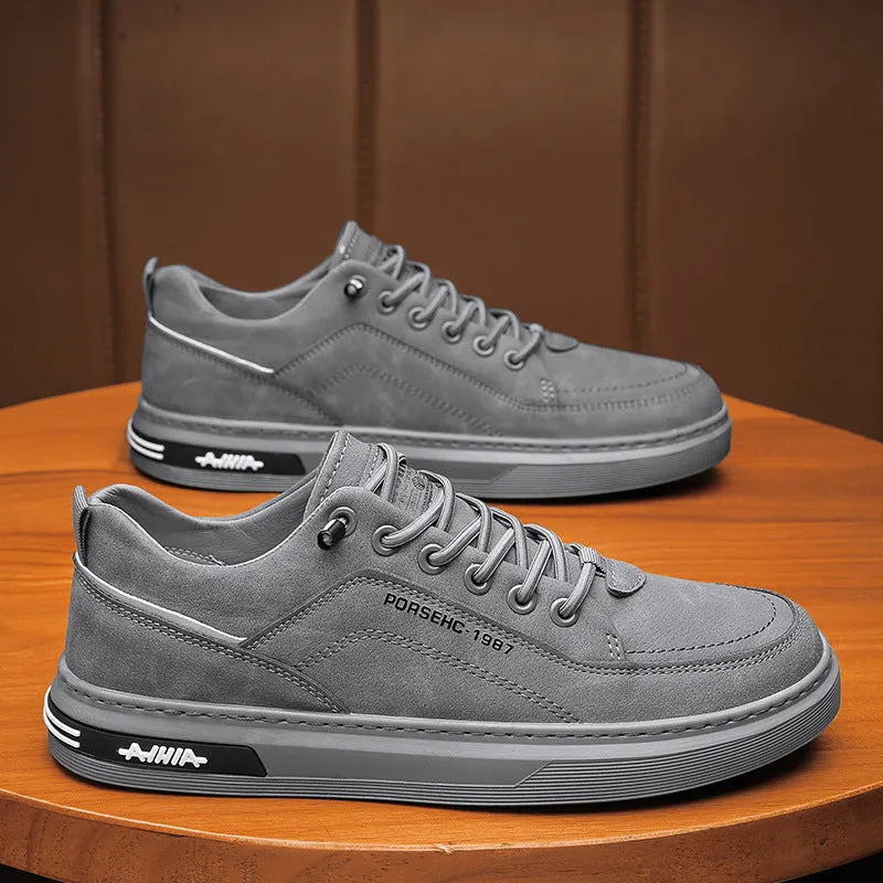 Men's low-top casual shoes in black colour with round toe and rubber soles
