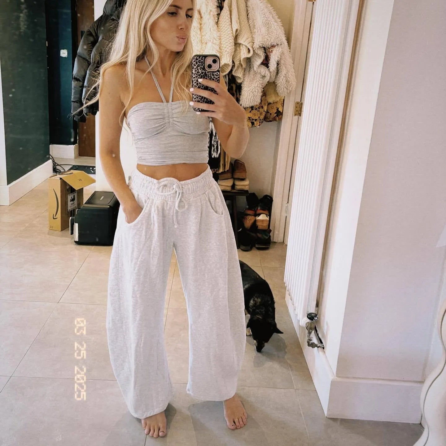 Loose cropped sweatpants with drawstring waist and side pockets in European street style