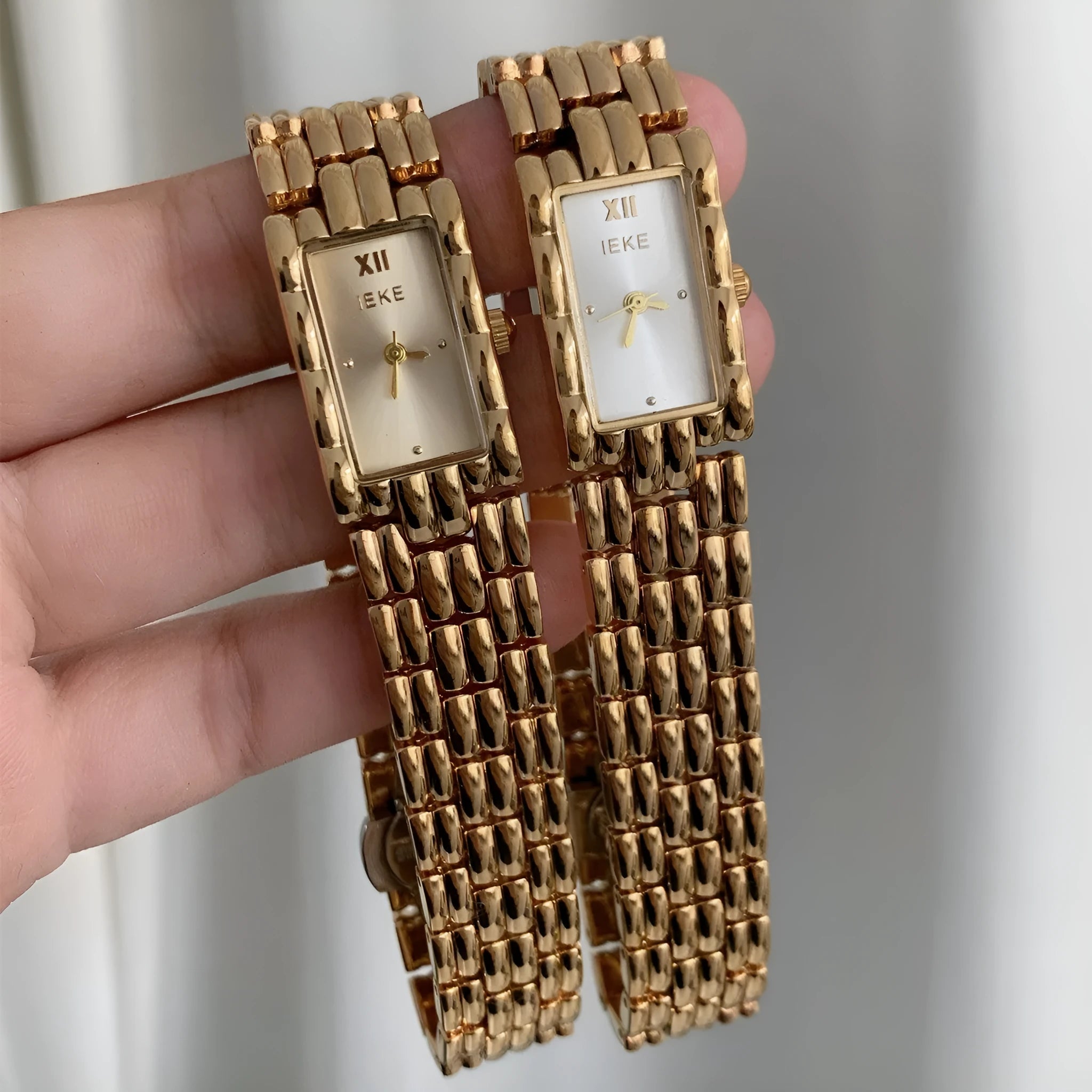 Mid-century antique design ladies bracelet watch with 15mm dial and butterfly buckle