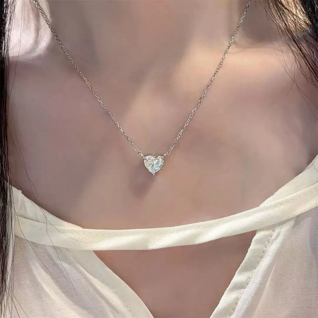 Silver-coloured copper heart love necklace for women on a simple chain.