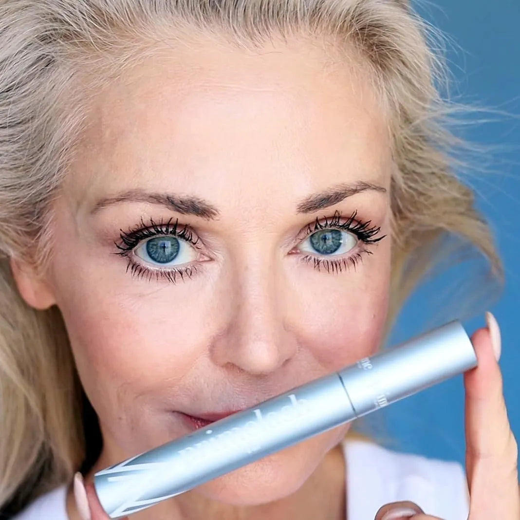 Fine-tip eye black gel eyeliner brush with applicator for lash line definition
