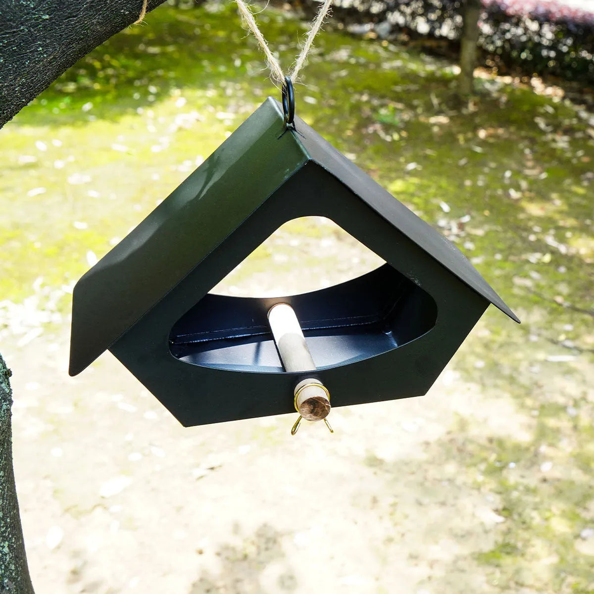 European-style iron bird food house with rain protection in modern minimalist design for outdoor garden decoration