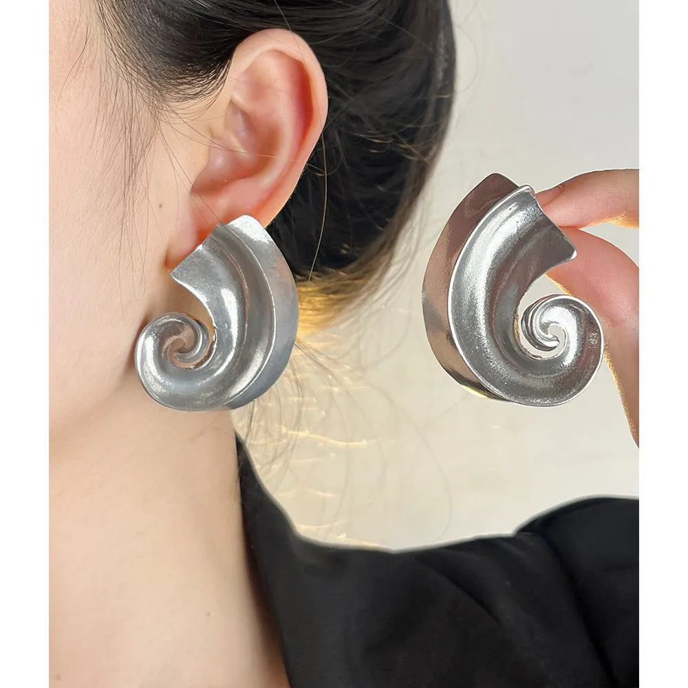Retro geometric ear studs in gold and silver colours with 5cm size and electroplated finish