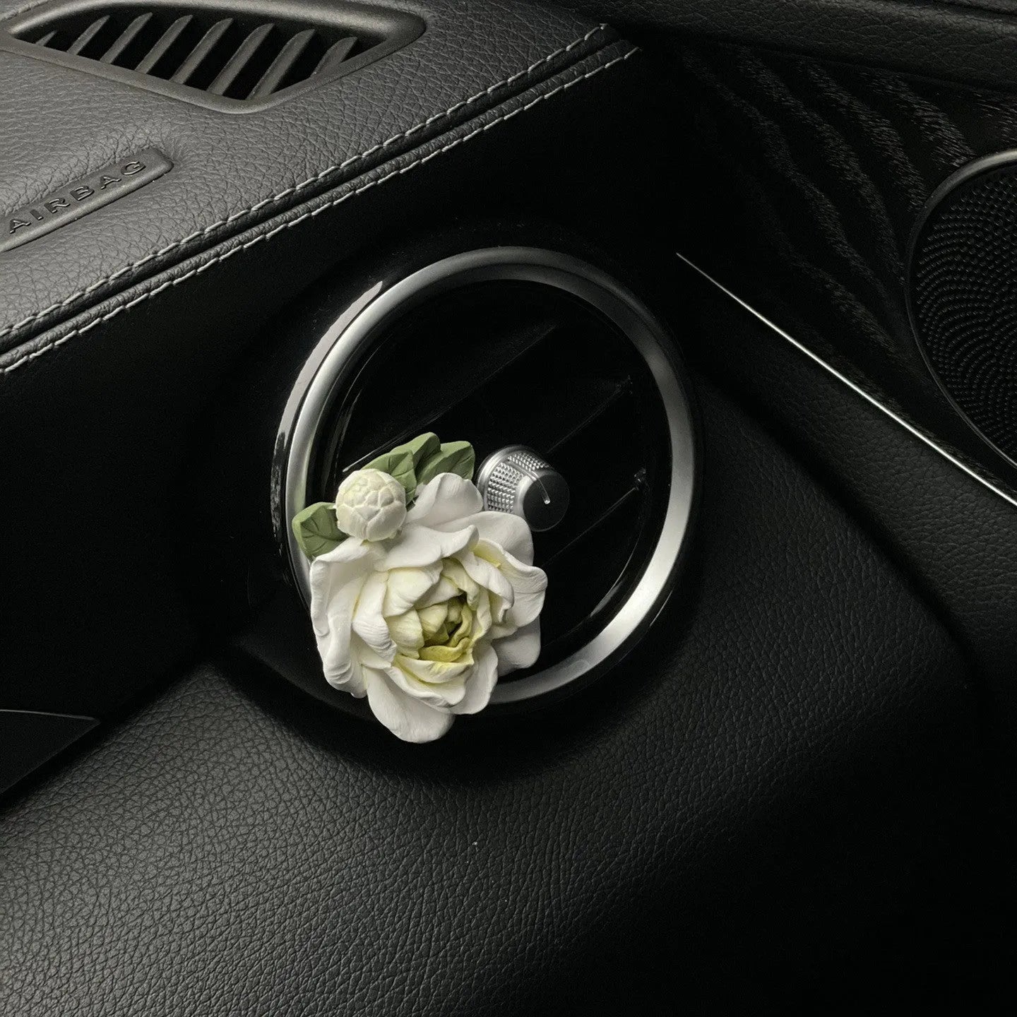 Solid gypsum car air vent perfume ornament with jasmine fragrance measuring 5cm by 4.5cm