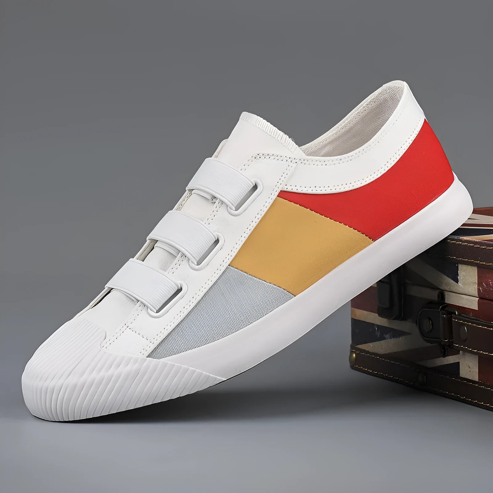 Men's low-top canvas sneakers with elastic band closure in neutral colour options