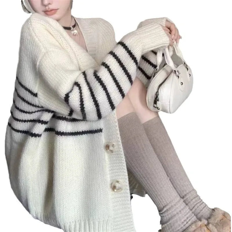 Collar button cardigan sweater with 3D pattern in autumn colour