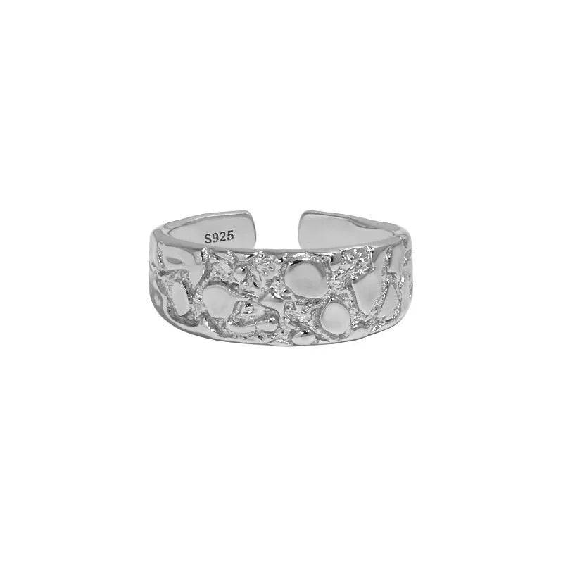 Silver ring with hammered texture and adjustable opening in white gold colour