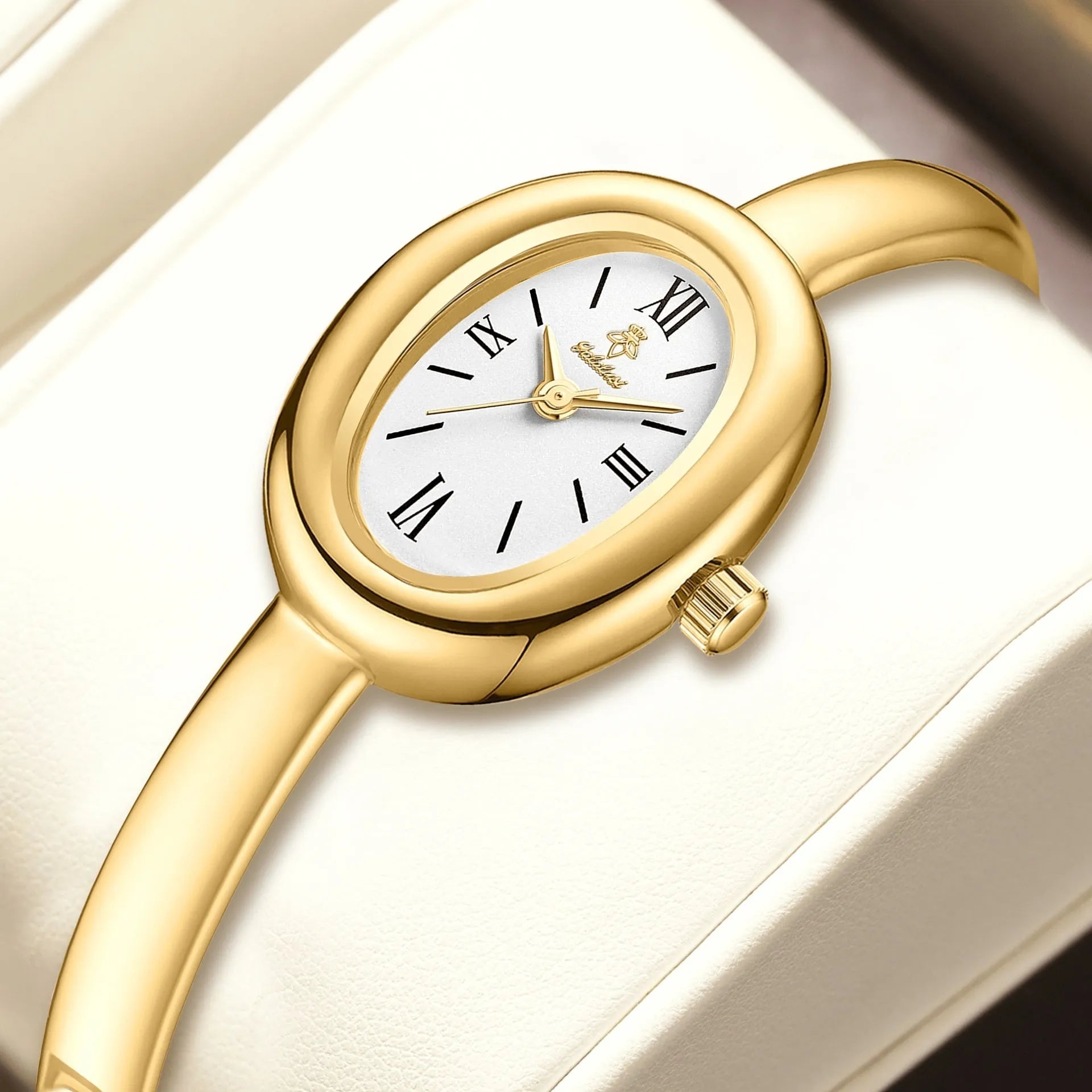 Women's oval-shaped retro quartz watch in gold colour with a thin 8mm case.